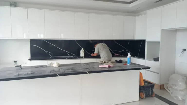 Colocación de encimera en cocina contemporánea