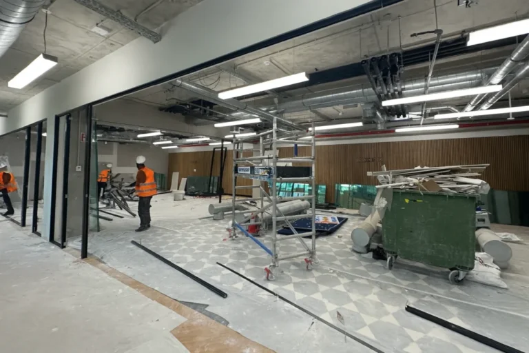 Espacio comercial en obras con instalación técnica