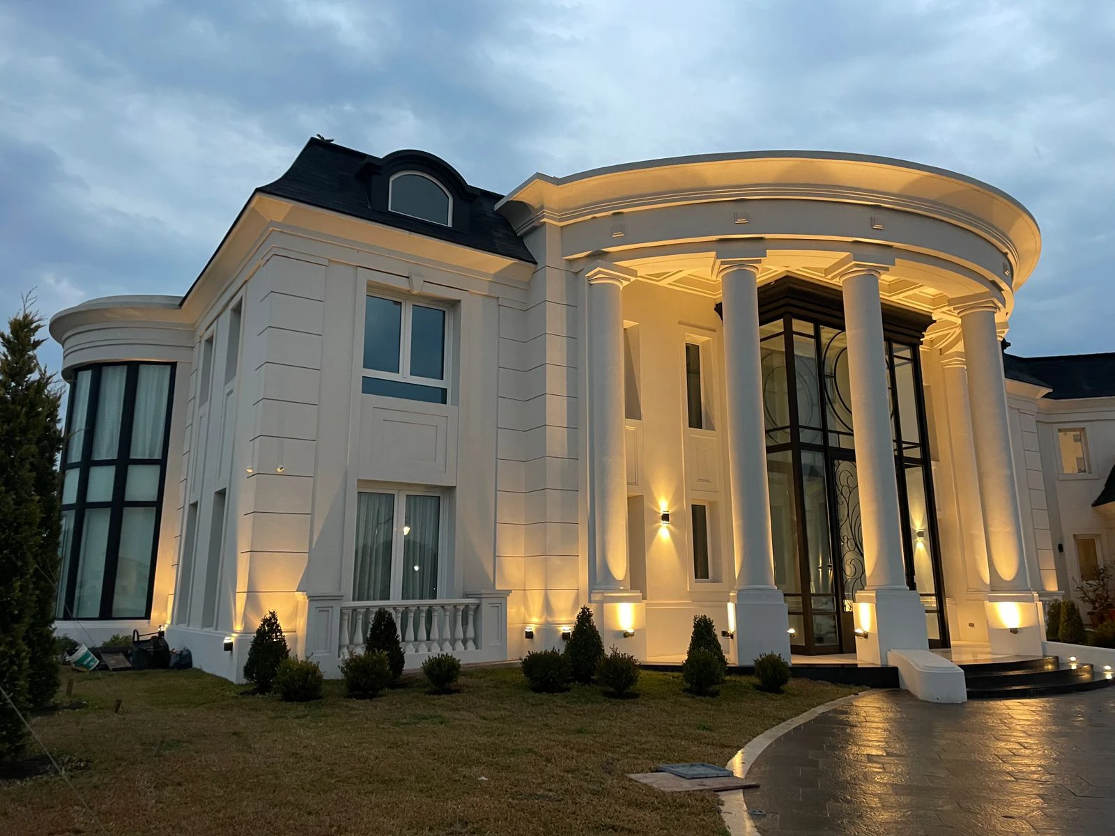 Fachada de vivienda de lujo con iluminación exterior