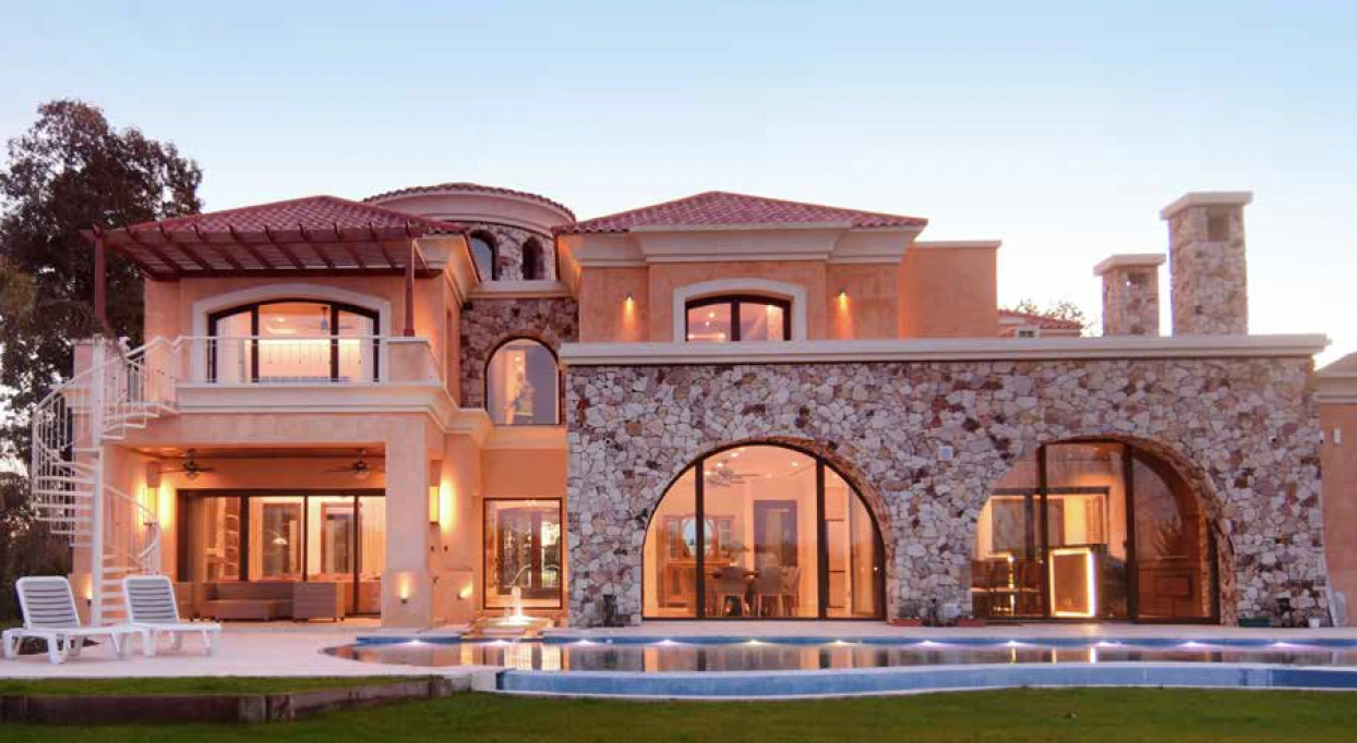 Casa residencial de estilo moderno con piscina