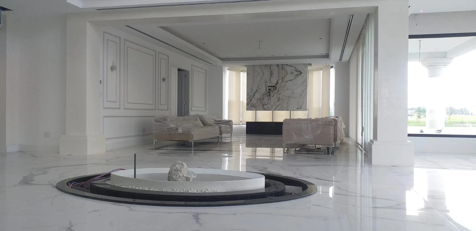 Interior de vivienda en reforma con acabados en mármol